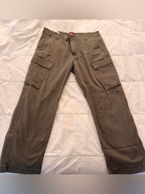 Levi’s Cargo Taper Pants
